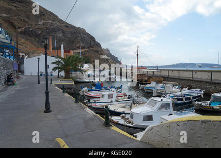 Panoramica barche da pesca nel vecchio porto di ammoudi del villaggio di Oia a Santorini isola nel mare Egeo, la Grecia e il giorno d'estate. Foto Stock