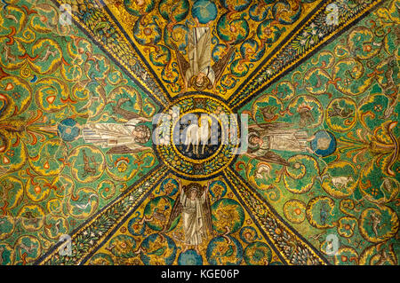 Il mosaico del soffitto del presbiterio con il "Agnus Dei" nel mezzo. La frazione di San Vitale di Ravenna Foto Stock