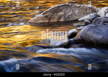 Autunno a colori si riflette nel fiume Swift nelle White Mountains National Forest, New Hampshire Foto Stock