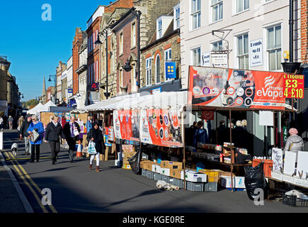 Le bancarelle del mercato in St Ives, Cambridgeshire, England Regno Unito Foto Stock