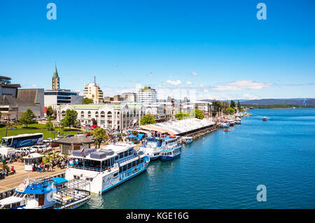 Valdivia, Cile - 30 ottobre 2016: Pier e il mercato del pesce al Riverside di calle-calle fiume. Questa è la vista principale di Valdivia. Foto Stock