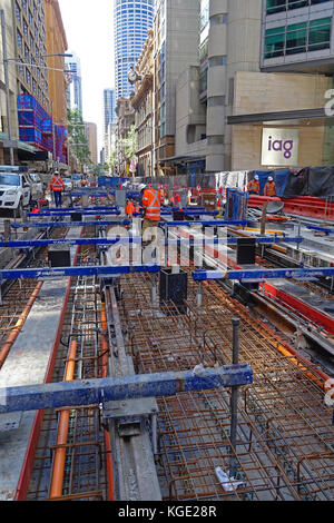 Lavori di costruzione posa di binari in acciaio lungo George Street in CBD di Sydney (quartiere centrale degli affari) Per la tratta South East Light Rail di 12 km Foto Stock