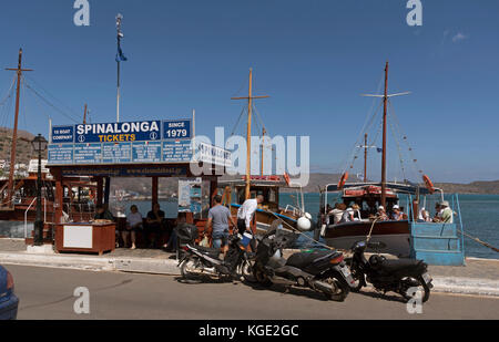 Ufficio prenotazioni per gite in barca sul porto elounda una località balneare nella parte settentrionale di Creta, Grecia. Ottobre 2017 Foto Stock