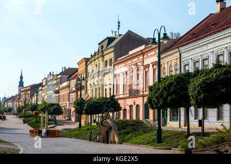 Presov, Slovacchia. 09 agosto 2015. La riga di colore tenement case sulla piazza principale nella città di Presov, Slovacchia Foto Stock