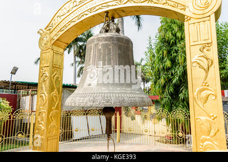 Varanasi, India. vista laterale della campana gigante con inciso manoscritti presso il monastero buddista a mulagandhakuti vihara sarnath, Varanasi. Foto Stock