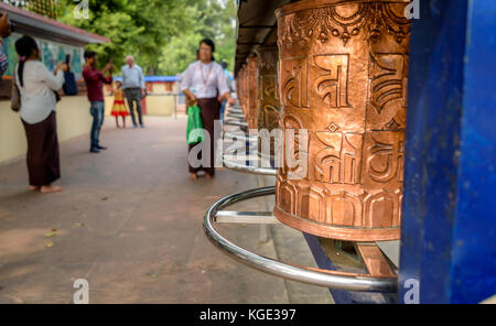 Ruote della preghiera nel parco buddista a varanasi,india. messa a fuoco selettiva è utilizzata. Foto Stock