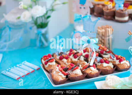 Tabella di dessert per un partito. tortini, dolcezza e fiori Foto Stock