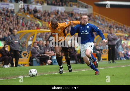 Il calciatore Shaun Newton e Tony Hibbert Wolverhampton Wanderers v Everton 01 Maggio 2004 Foto Stock