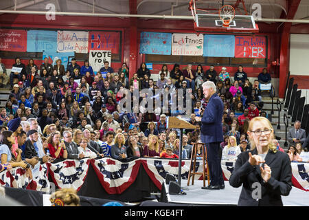 Reading, PA - 28 ottobre 2016: L'ex presidente degli Stati Uniti Bill Clinton organizza un raduno per sua moglie Hillary all'Albright College. Foto Stock