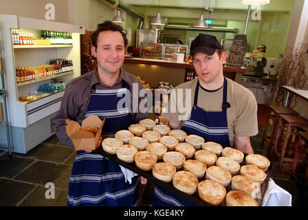 Pieminister, Bristol, creatori di fatto a mano torte. Fondatori Jonathan Simon e Tristan Hogg (cap) Foto Stock