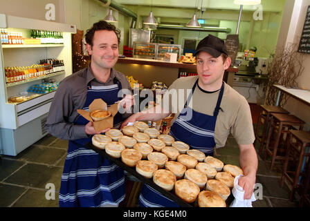 Pieminister, Bristol, creatori di fatto a mano torte. Fondatori Jonathan Simon e Tristan Hogg (cap) Foto Stock