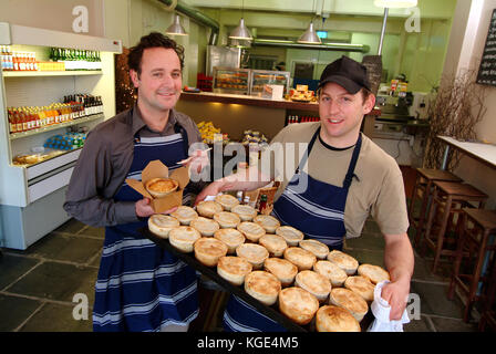 Pieminister, Bristol, creatori di fatto a mano torte. Fondatori Jonathan Simon e Tristan Hogg (cap) Foto Stock