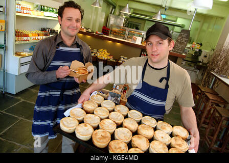 Pieminister, Bristol, creatori di fatto a mano torte. Fondatori Jonathan Simon e Tristan Hogg (cap) Foto Stock