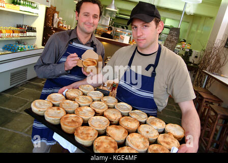 Pieminister, Bristol, creatori di fatto a mano torte. Fondatori Jonathan Simon e Tristan Hogg (cap) Foto Stock