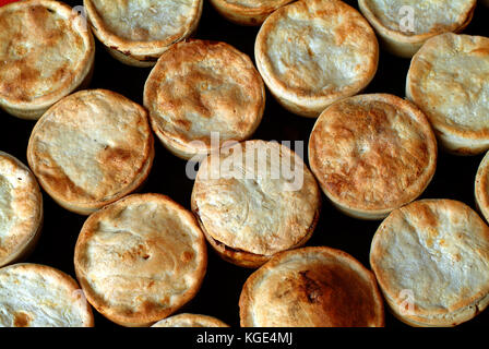 Pieminister, Bristol, creatori di fatto a mano torte. Fondatori Jonathan Simon e Tristan Hogg (cap) Foto Stock