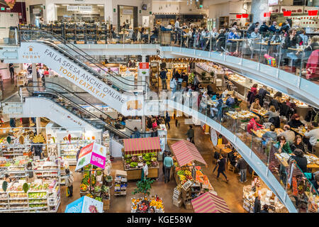 Eataly è un supermercato della catena di vendita di tutti i prodotti relativi alla gastronomia italiana. Questo supermercato si trova a Porta Garibaldi, Milano Foto Stock