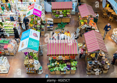 Eataly è un supermercato della catena di vendita di tutti i prodotti relativi alla gastronomia italiana. Questo supermercato si trova a Porta Garibaldi, Milano Foto Stock