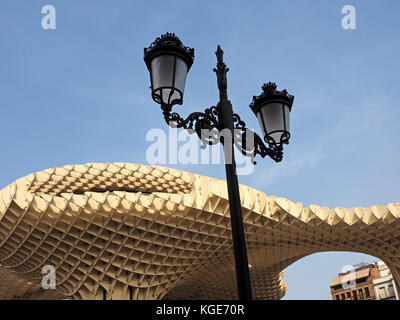 Ornati in città un lampione di fronte i contorni e le forme della parte del controverso attrazione turistica Metropol Parasol "Fungo" Siviglia, Spagna Foto Stock