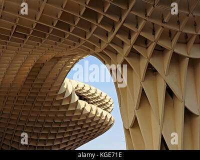 I contorni e le forme della parte del controverso attrazione turistica Metropol Parasol "Fungo" Siviglia, Spagna Foto Stock