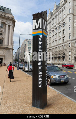 Al di sopra del suolo segno indicato la WMATA il Triangolo Federale Stazione, Washington DC, Stati Uniti. Foto Stock