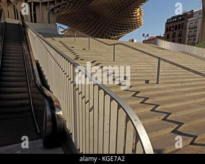 Modelli a zig-zag formato da ombre di ringhiere su passi accanto alla scala mobile che conduce fino al Metropol Parasol "Fungo" Siviglia, Spagna Foto Stock