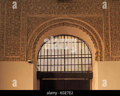 Intonaco dettagliata sopra finestra ad arco presso il Royal Alcázar di Siviglia, Real Alcázar de Sevilla, Spagna Foto Stock