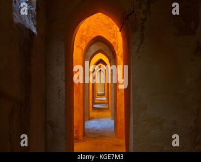 In contrasto gold & luce blu in receding lancet archi accanto ai bagni arabi presso il Royal Alcázar di Siviglia, Real Alcázar de Sevilla, Spagna Foto Stock