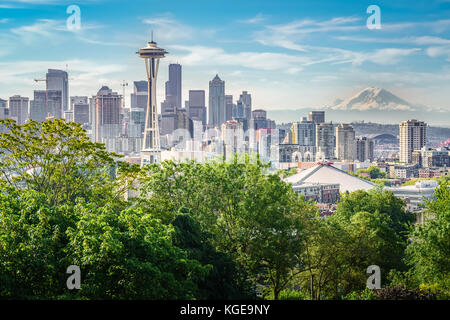 Mount Rainier telai sopra la città di smeraldo su una mattina di primavera a Seattle, Washington, Stati Uniti d'America Foto Stock