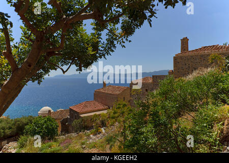 Vista la superiore fortificata città di Monemvasia Il sud della Grecia Foto Stock