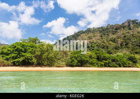 Idillica spiaggia vuota nell Isola di Tioman nel mare della cina del sud in Malesia in una giornata di sole nel sud-est asiatico. Foto Stock