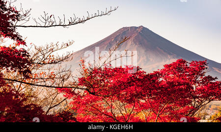 Il monte Fuji vista in autunno da arakurayama sengen park, Giappone Foto Stock