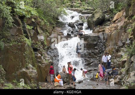 Per coloro che godono con i bambini in una cascata a varandha ghat di Pune, Maharashtra Foto Stock