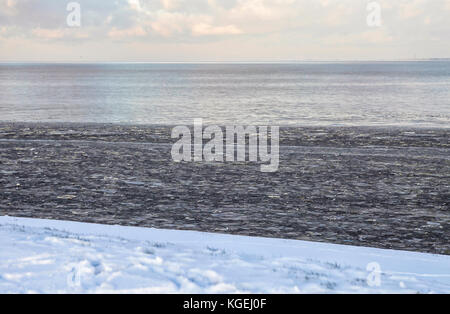 Diversi livelli di grigio nella neve, ghiaccio, acqua e cielo Foto Stock