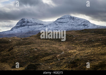 Monte Quinag con Sail Gharbh e Sail Ghorm in inverno con neve ad Assynt, Sutherland, North West Highlands della Scozia sulla costa settentrionale 500, Regno Unito Foto Stock