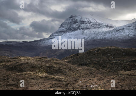 Monte Quinag con picco Sail Gharbh in inverno con neve ad Assynt, Sutherland, Highlands nord-occidentali della Scozia sulla rotta North Coast 500, Regno Unito Foto Stock