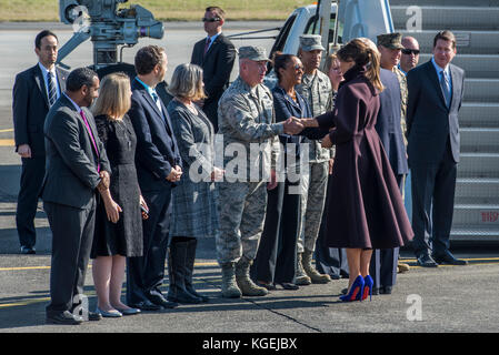 La First Lady Melania Trump scuote le mani con Col. Kenneth Moss, 374 Airlift Wing Commander, prima di salire a bordo di Air Force One, nov. 7, 2017, a Yokota Air Foto Stock