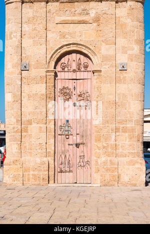 Israele Terra Santa Tel Aviv Yafo torre dell orologio costruito 1901 XXV anniversario sultano turco porte ornate moderno simbolo Jaffa cielo blu sole figure Foto Stock