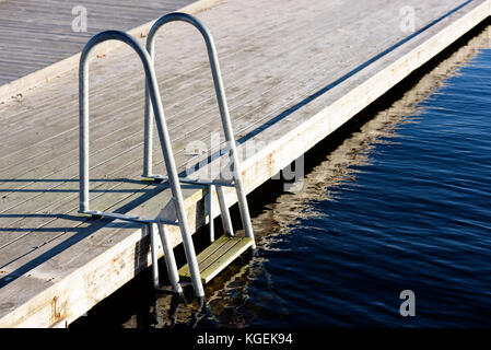 Scala da bagno o nuotare a scaletta esterna in legno Pier. Foto Stock