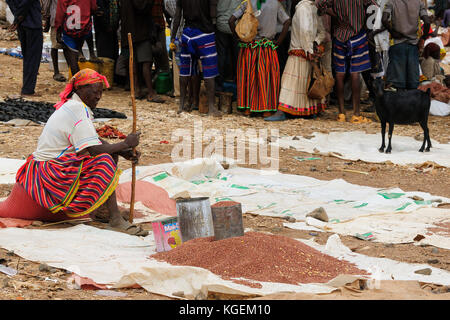 Konso, Etiopia - Luglio 22: locale popolo etiope essendo un commerciante di mercato nella città konso nella valle dell'omo in Etiopia, konso in luglio 22 2013 Foto Stock