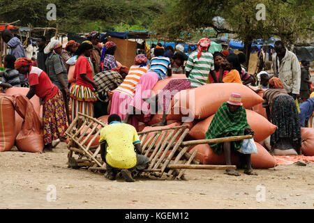 Konso, Etiopia - Luglio 22: locale popolo etiope essendo un commerciante di mercato nella città konso nella valle dell'omo in Etiopia, konso in luglio 22 2013 Foto Stock