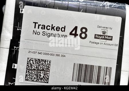 Tracked nessuna firma royal mail etichetta di pacchi Foto Stock