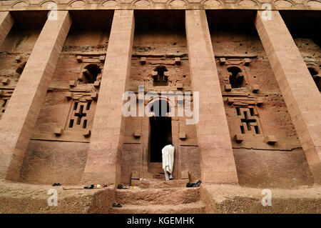 Pellegrino etiope sta pregando nel complesso di templi in solida roccia in lalibela, Etiopia Foto Stock