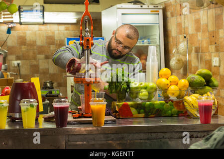 Israele la Terra Santa Gerusalemme città vecchia souk souq bazar mercato fresco bevande stalla negozio di menta arance mele banane mango spremiagrumi metallo succo spremiatore Foto Stock