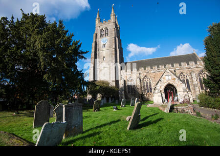 Vista di Tenterden, con il suo museo, le chiese, i negozi di antiquariato e il municipio. Si trova nel Kent e intorno ad esso c'è una bella campagna pedonale. Foto Stock