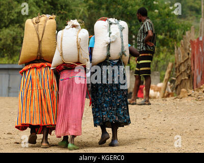 Local popolo etiope essendo un commerciante di mercato nella città konso nella valle dell'omo in Etiopia Foto Stock