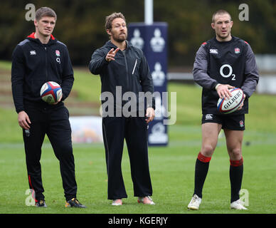 L'allenatore inglese Jonny Wilkinson (al centro) affianca Owen Farrell (a sinistra) e Mike Brown durante la sessione di allenamento al Pennyhill Park di Bagshot. Foto Stock