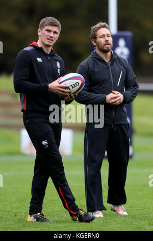 L'inglese Owen Farrell (a sinistra) e l'allenatore di Kicking Jonny Wilkinson durante la sessione di allenamento a Pennyhill Park, Bagshot. Foto Stock