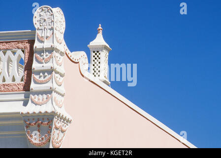 Portogallo Algarve : i camini Ci sono una caratteristica del patrimonio architettonico di questa regione. Alcuni sono molto elaborati ed estetici Foto Stock