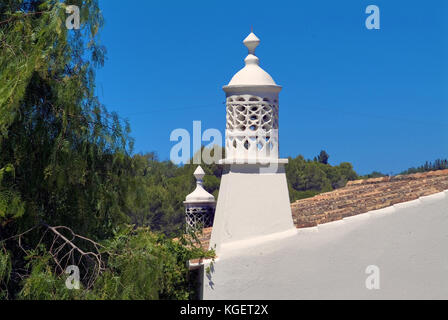 Portogallo Algarve : i camini Ci sono una caratteristica del patrimonio architettonico di questa regione. Alcuni sono molto elaborati ed estetici Foto Stock