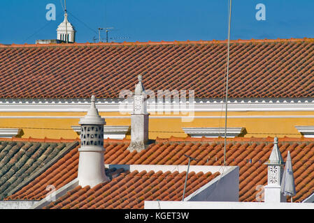 Portogallo Algarve : i camini Ci sono una caratteristica del patrimonio architettonico di questa regione. Alcuni sono molto elaborati ed estetici Foto Stock